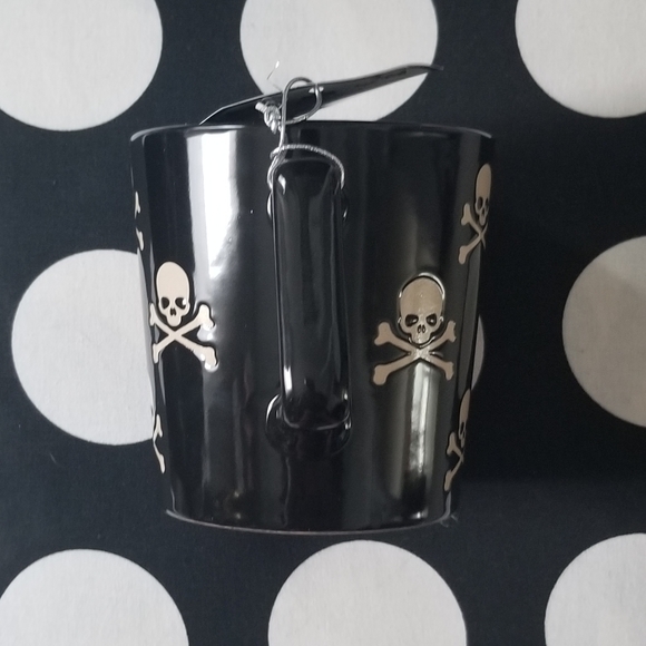 Halloween Skull and Crossbones 20 oz Wax Resist Mug, Black - Picture 3 of 5